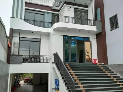 Nhà phố mặt tiền kính hiện đại